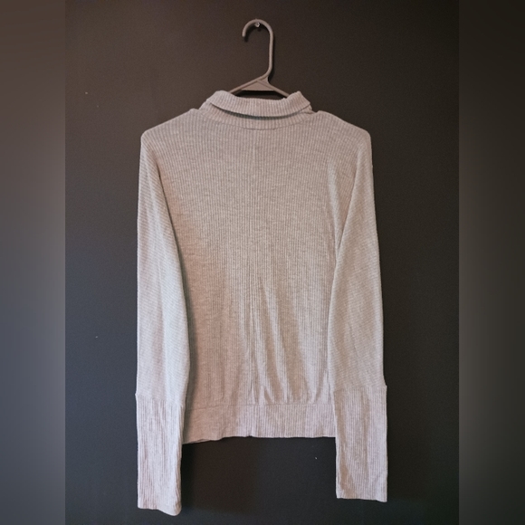AEROPOSTALE WOMEN'S MEDIUM GRAY LONG SLEEVE TURTLE NECK 🐢 - Picture 2 of 3